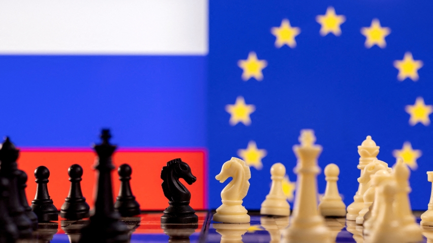 Cú đánh kép của châu Âu với Nga giữa lúc Mỹ thúc đẩy đàm phán về Ukraine